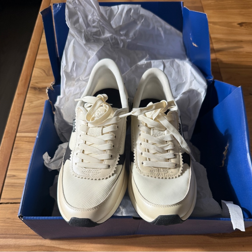Kizik Paris Sneakers in Pristine and Black